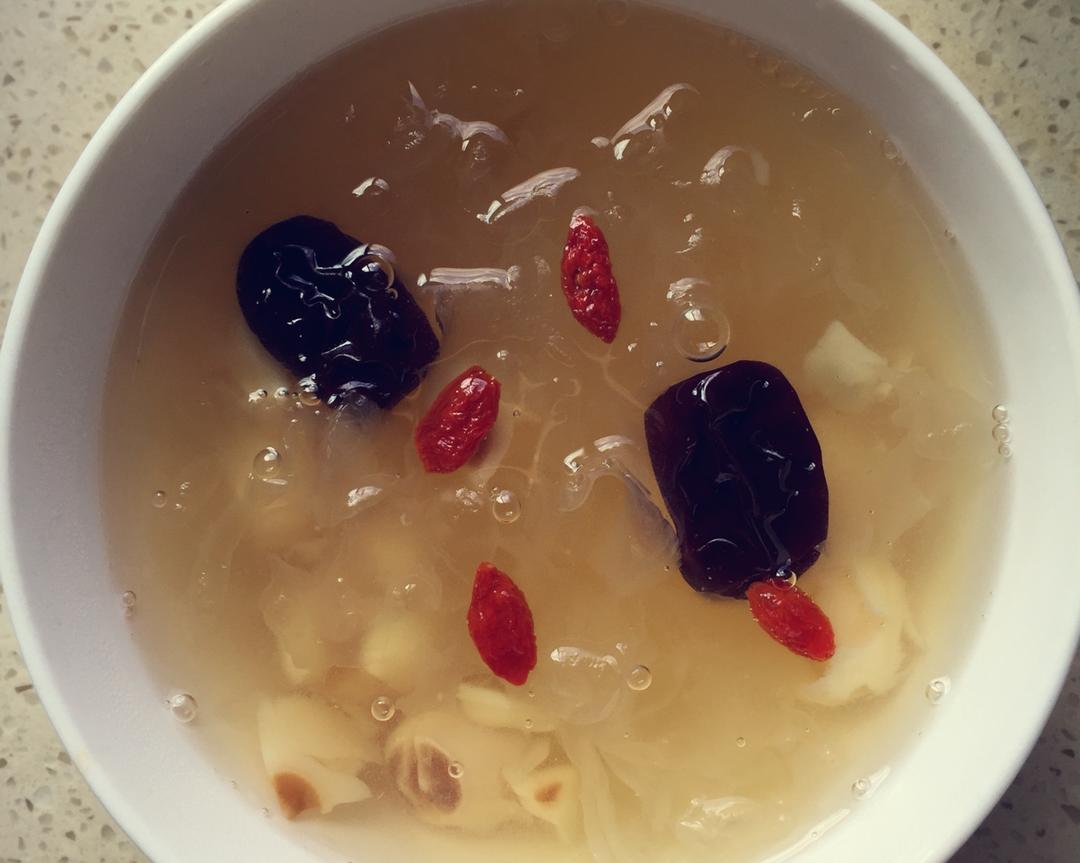 银耳莲子羹